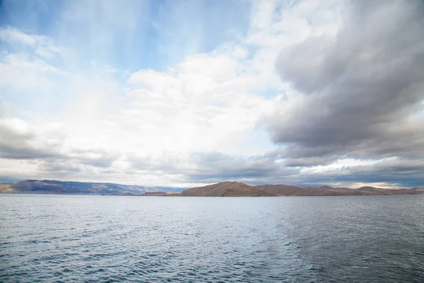 Olkhon 岛沿岸的贝加尔湖 从内地看 — 图库照片