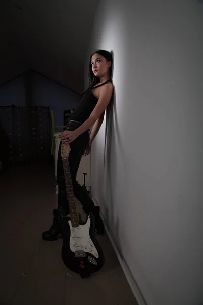 Mädchen Mit Gitarre Einem Dunklen Raum — Stockfoto