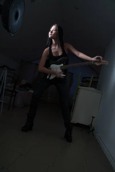 Girl Electric Guitar Dark Room — Stock Photo, Image