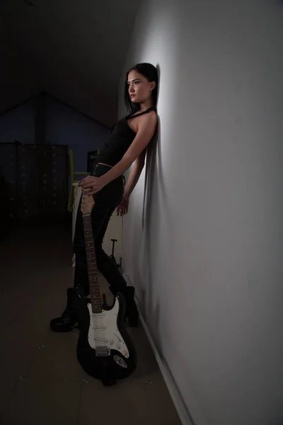 Fille Avec Guitare Électrique Dans Une Pièce Sombre — Photo