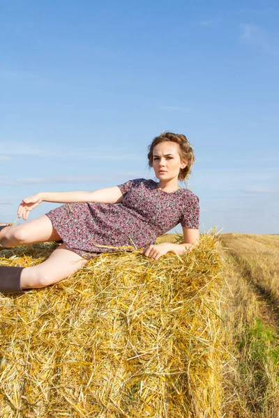 Mladá Žena Leží Poli Balíků Slámy — Stock fotografie