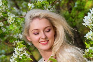 Sarışın çiçekli ağaçlar arasında bahçe içinde