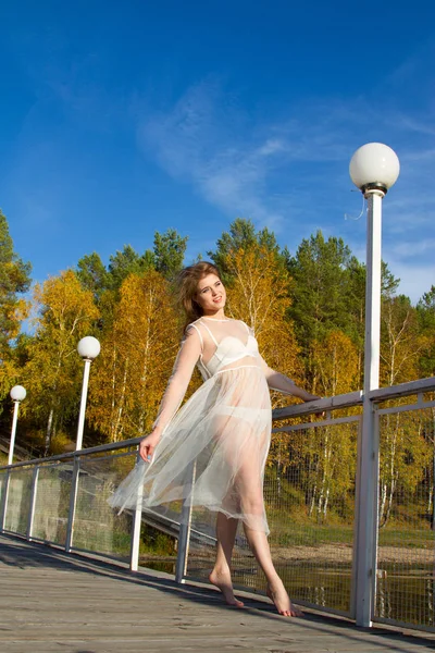 Mädchen Transparentem Weißen Kleid Steht Auf Einer Holzbrücke — Stockfoto
