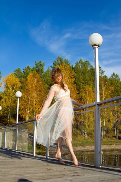 Mädchen Transparentem Weißen Kleid Steht Auf Einer Holzbrücke — Stockfoto