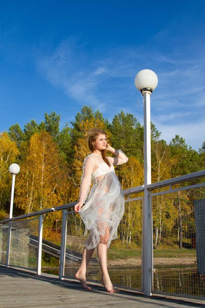 Meisje Een Transparante Witte Jurk Staat Een Houten Brug — Stockfoto