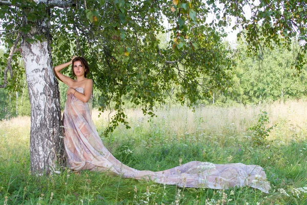 Chica Bosque Abedules Entre Flores Silvestres — Foto de Stock