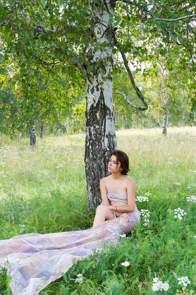 Dziewczyna Brzozowy Gaj Pośród Dzikich Kwiatów — Zdjęcie stockowe