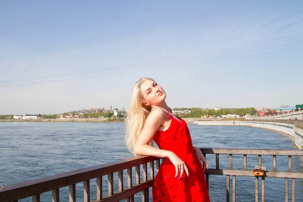 Blonde Dans Une Robe Rouge Est Debout Sur Rive Angara — Photo