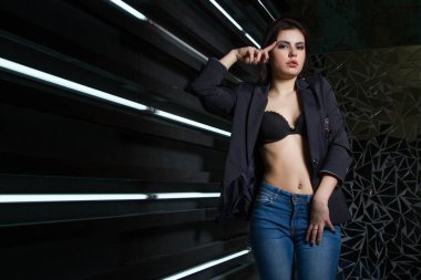 kırık bir ayna arka plan üzerinde açılarak bir ceketi giyen kız