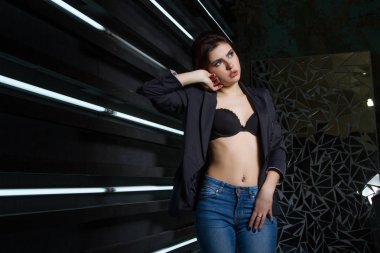 kırık bir ayna arka plan üzerinde açılarak bir ceketi giyen kız