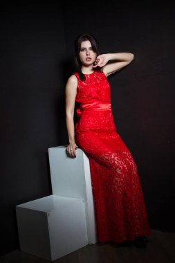 Kız uzun kırmızı kırık bir ayna karşı