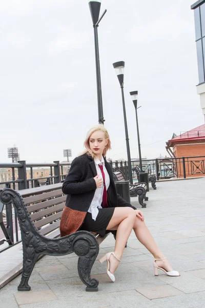 Zakenvrouw Een Bankje Voor Het Bureau — Stockfoto