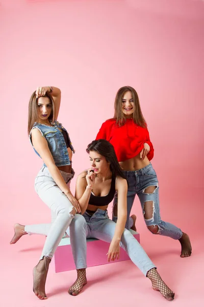 Tres Chicas Pantalones Vaqueros Sobre Fondo Brillante Retrato Estudio —  Fotos de Stock