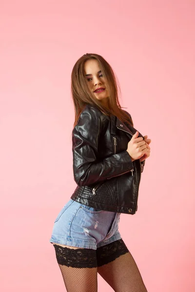 Chica Una Chaqueta Cuero Pantalones Cortos Mezclilla Retrato Estudio — Foto de Stock