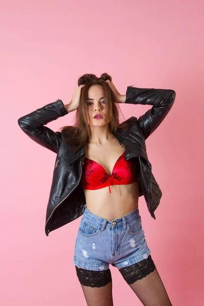 Ragazza Giacca Pelle Pantaloncini Jeans Ritratto Studio — Foto Stock