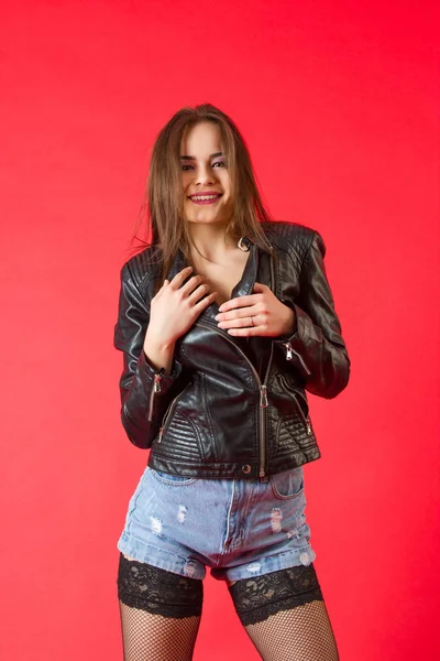 Chica Una Chaqueta Cuero Pantalones Cortos Mezclilla Retrato Estudio — Foto de Stock