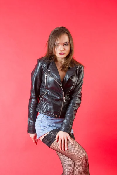 Fille Dans Une Veste Cuir Short Denim Portrait Studio — Photo