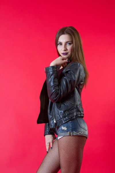 Chica Una Chaqueta Cuero Pantalones Cortos Mezclilla Retrato Estudio — Foto de Stock