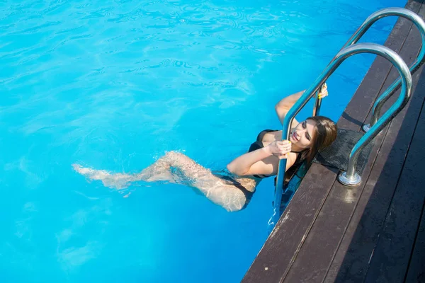 Slim Σπορ Κορίτσι Στην Πισίνα — Φωτογραφία Αρχείου