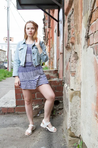 Mädchen Kurzem Kleid Und Jeansjacke Steht Der Wand Eines Alten — Stockfoto