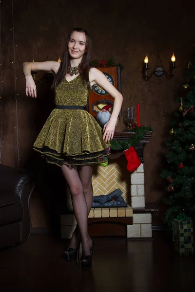 Mädchen Kurzem Kleid Auf Dem Hintergrund Eines Kamins Mit Geschenken — Stockfoto
