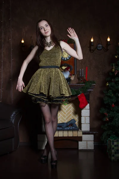 Mädchen Kurzem Kleid Auf Dem Hintergrund Eines Kamins Mit Geschenken — Stockfoto