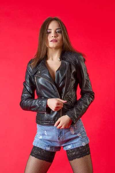 Joven Chica Emocional Una Chaqueta Cuero Pantalones Cortos Mezclilla —  Fotos de Stock