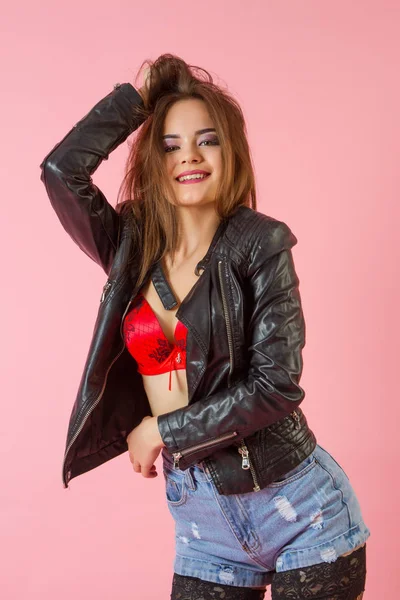 Joven Chica Emocional Una Chaqueta Cuero Pantalones Cortos Mezclilla — Foto de Stock