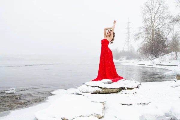 Young Girl Long Red Dress Stands Snowy Riverbank Snowfall — Stock Photo, Image