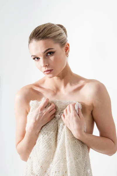 Junges Mädchen Bedeckt Ihre Nackte Brust Mit Einem Gestrickten Daunenschal — Stockfoto