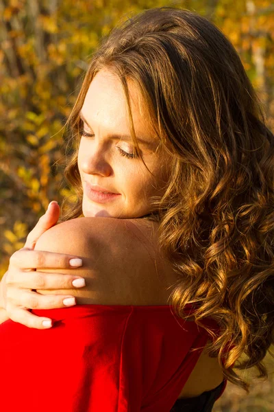 Chica Joven Emocional Sobre Fondo Del Paisaje Otoñal — Foto de Stock