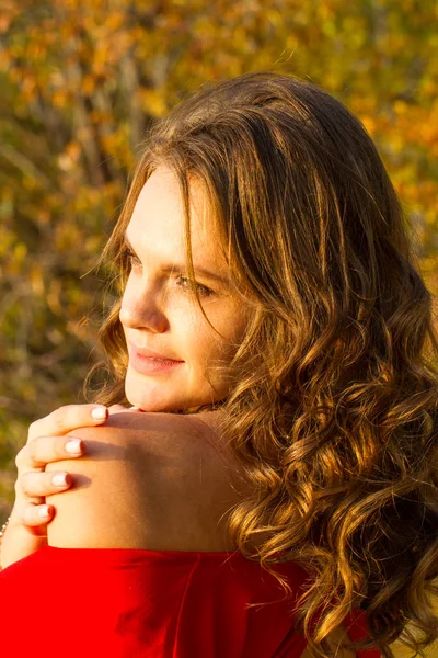 Chica Joven Emocional Sobre Fondo Del Paisaje Otoñal — Foto de Stock