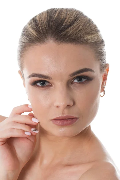 Retrato Estudio Una Joven Con Maquillaje Brillante Sobre Fondo Blanco —  Fotos de Stock