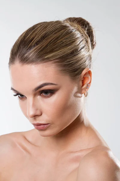 Retrato Estudio Una Joven Con Maquillaje Brillante Sobre Fondo Blanco —  Fotos de Stock