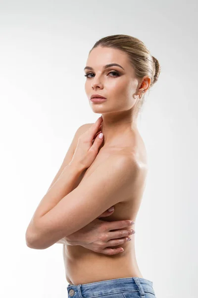 Retrato Estudio Una Joven Con Maquillaje Brillante Sobre Fondo Blanco —  Fotos de Stock