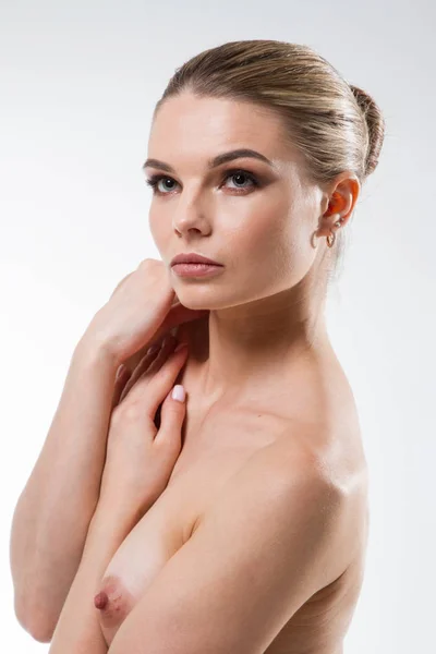 Hermosa Joven Con Maquillaje Brillante Retrato Estudio Sobre Fondo Claro —  Fotos de Stock