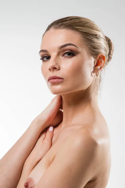 Hermosa Joven Con Maquillaje Brillante Retrato Estudio Sobre Fondo Claro —  Fotos de Stock