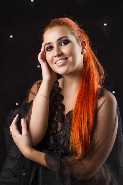 Menina Bonita Com Cabelo Vermelho Longo Peignoir Transparente — Fotografia de Stock