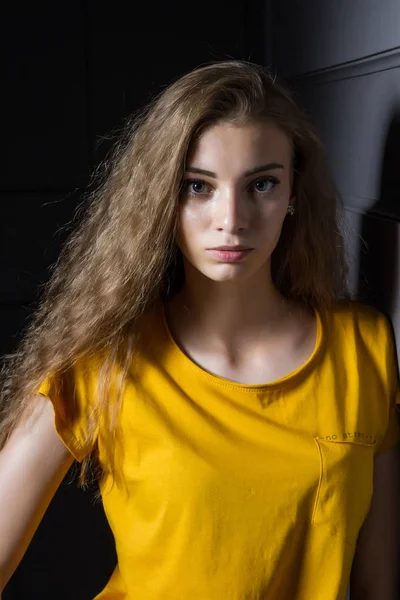 Beautiful Young Girl Yellow Shirt Jeans Stands Wall Dark Room — ストック写真