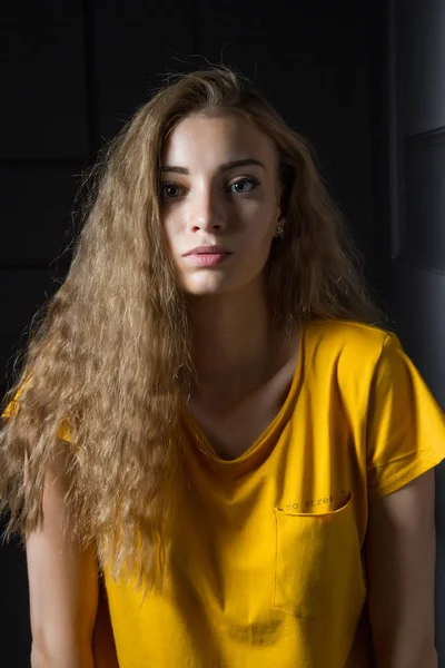 Beautiful Young Girl Yellow Shirt Jeans Stands Wall Dark Room — ストック写真