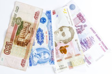 Beyaz arka planda Rus, Ukrayna ve Vietnam parası