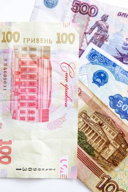 Beyaz arka planda Rus, Ukrayna ve Vietnam parası