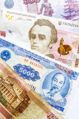 Beyaz arka planda Rus, Ukrayna ve Vietnam parası