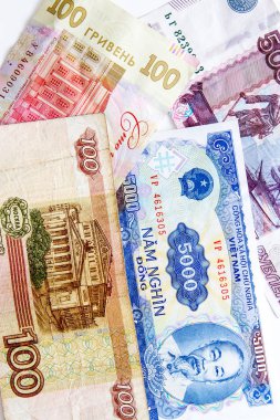 Beyaz arka planda Rus, Ukrayna ve Vietnam parası