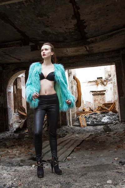 Young Girl Ruins Brick Building — Stock Photo, Image