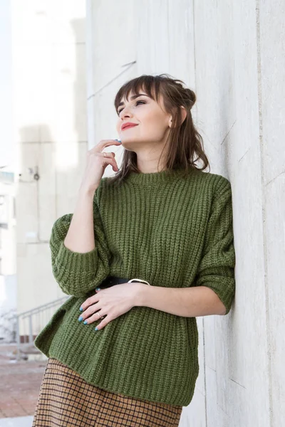 Junges Mädchen Grünem Pullover Lehnt Eine Marmorwand — Stockfoto