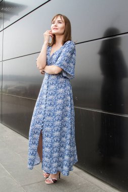 Karanlık bir geçmişi olan, uzun bir gece elbisesi giymiş genç bir kız.