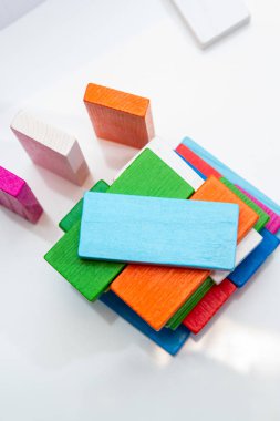 Çok renkli ahşap panelden figürler. İnşaat konseptini engelle