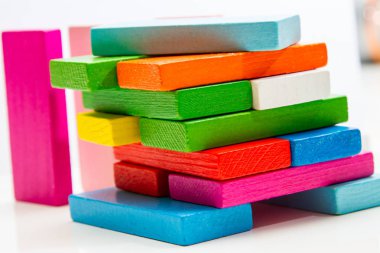 Çok renkli ahşap panelden figürler. İnşaat konseptini engelle