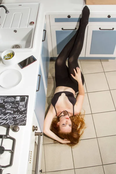 Kızıl Saçlı Genç Kız Modern Bir Mutfakta Ocağın Yanında Fayanslı — Stok fotoğraf